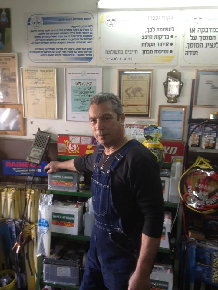 משרד המוסך עם תעודות והסמכות על הקיר